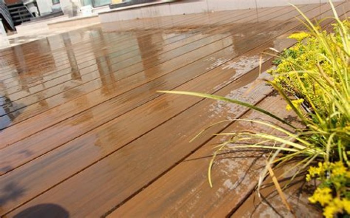 Can composite decking be stained