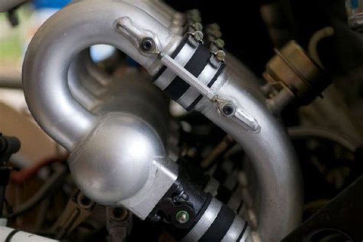 Can oil leak out of exhaust manifold