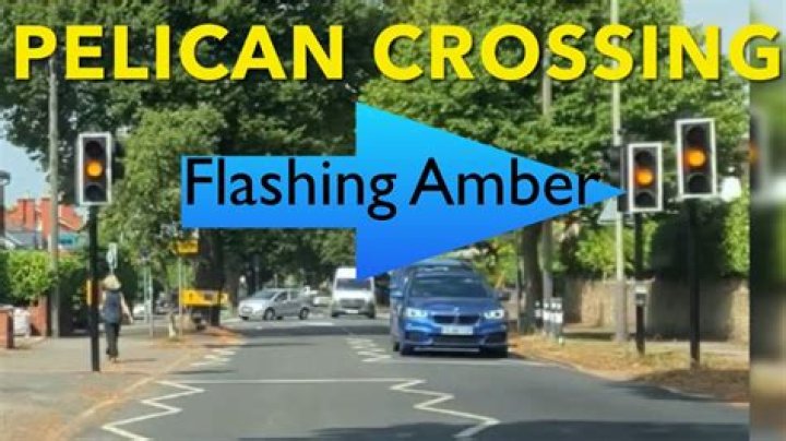 Does a puffin crossing have a flashing amber light