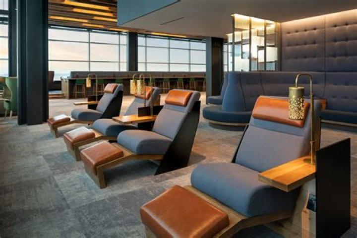 Does Alaska Airlines have a lounge at JFK