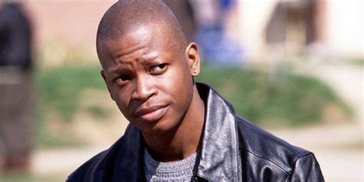 Does Avon die in the wire