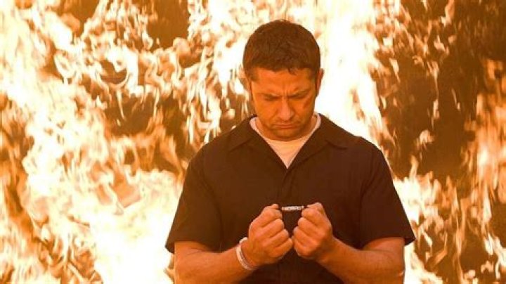 Does Clyde die in law abiding citizen