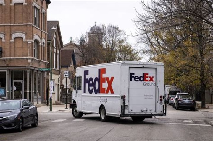 Does FedEx use contractors