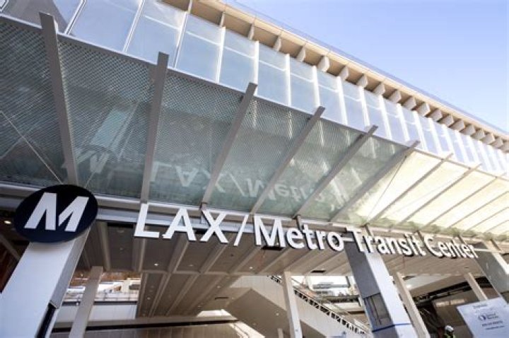 Does LAX have taxis