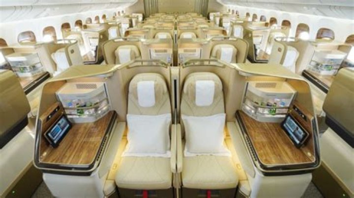 Does Singapore Airlines have flat beds in business class