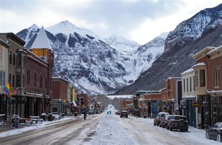 Does Telluride make snow