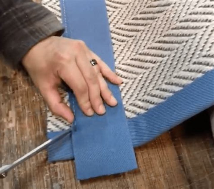 How do you bind the edge of a rug