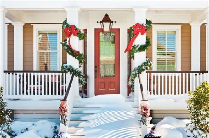 How do you decorate outside columns for Christmas