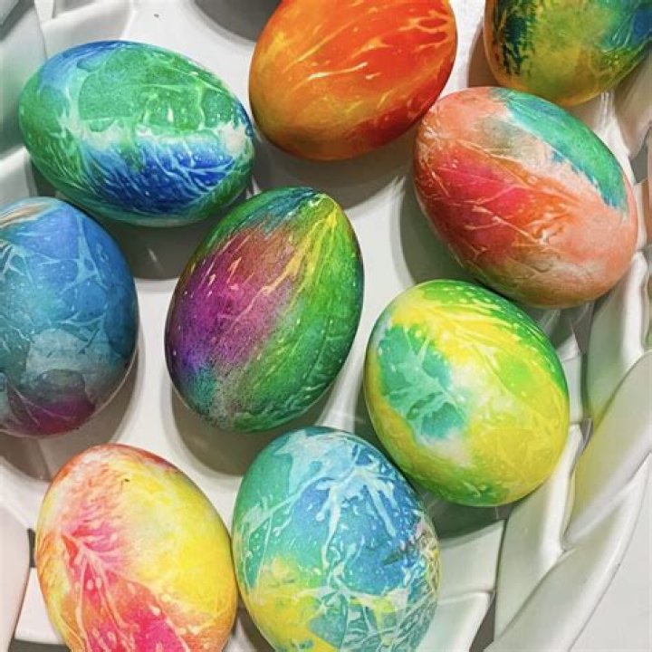 How do you make Easter eggs with liquid starch and string