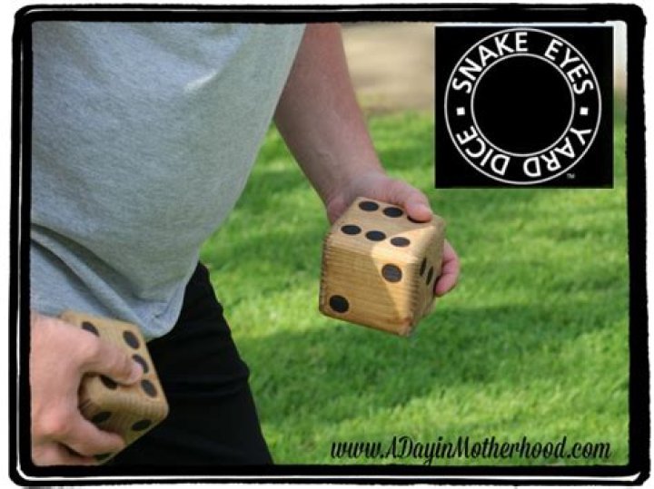 How do you play Snake Eyes In Yard dice