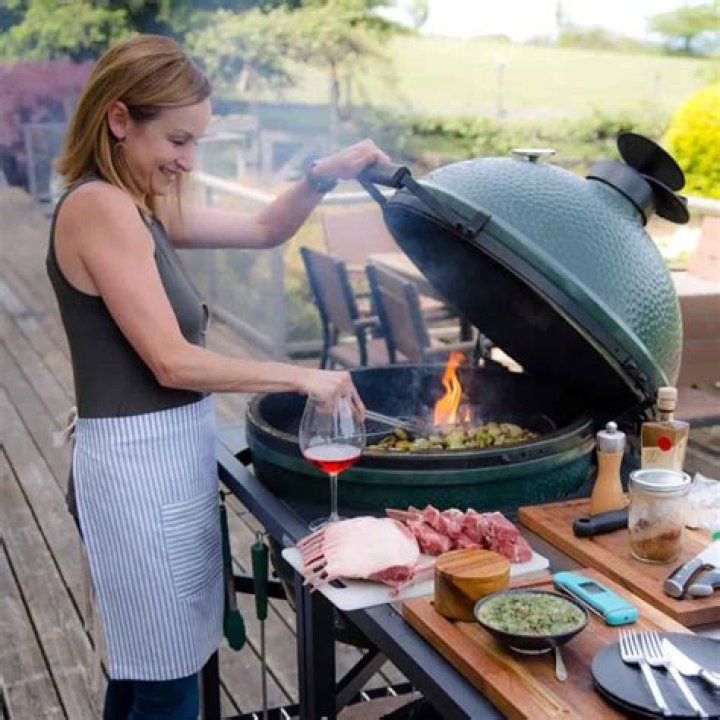 How do you use the plate setter on the Big Green Egg