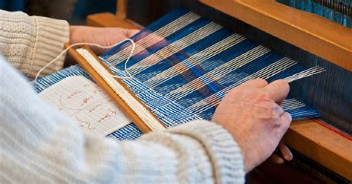 How do you weave on a small loom