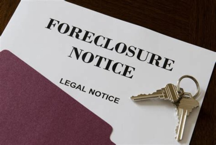 How does a foreclosure auction work in California