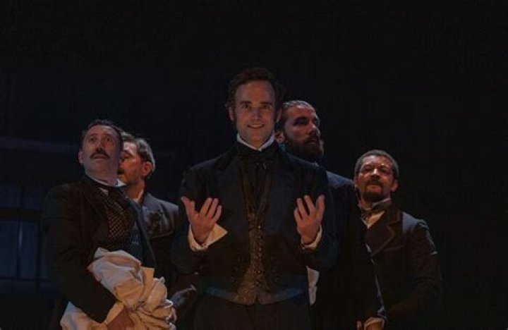 How is London portrayed in Jekyll and Hyde