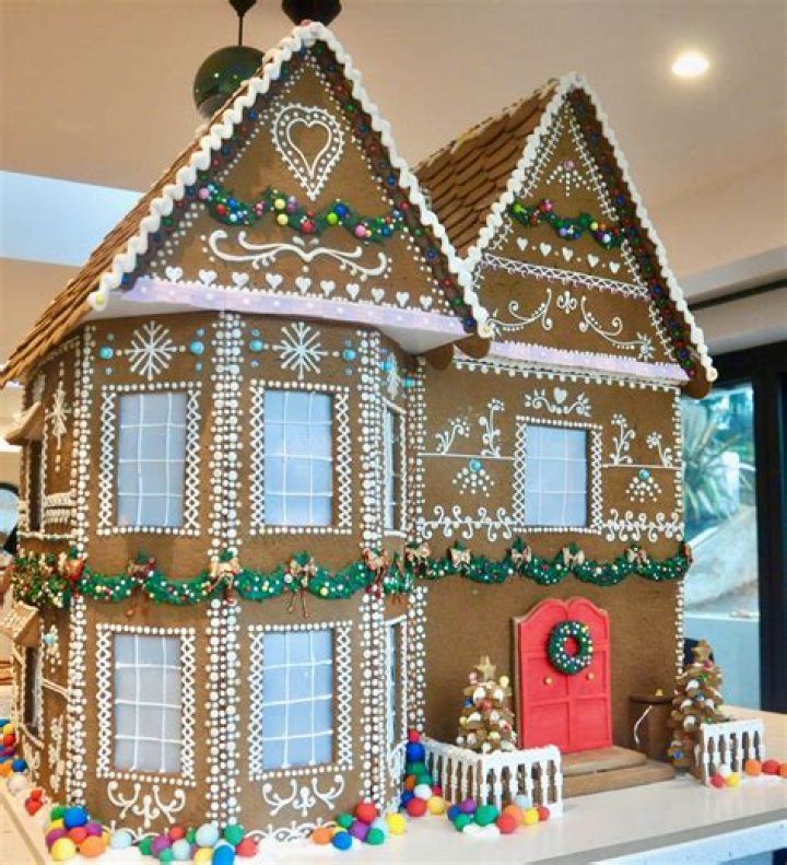 How long does a gingerbread house stay fresh