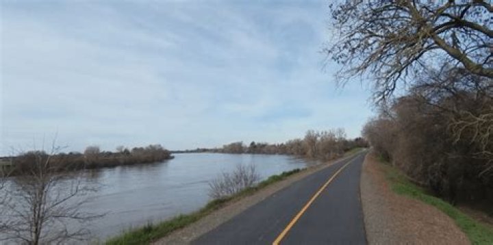 How long is the Sacramento River bike trail