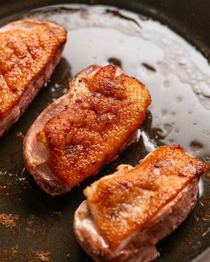 How many calories in a duck breast with skin