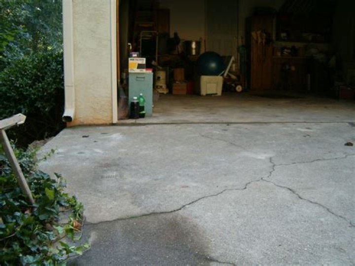 How much does it cost to Mudjack a driveway