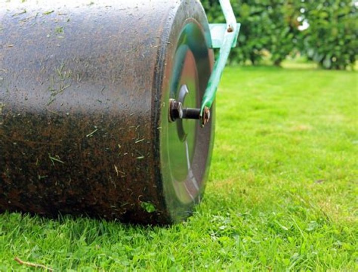 How much water does a lawn roller hold