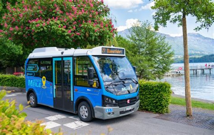 How wide is a shuttle bus