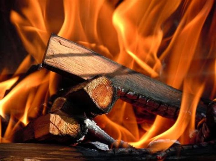 Is burning pine in a fireplace OK
