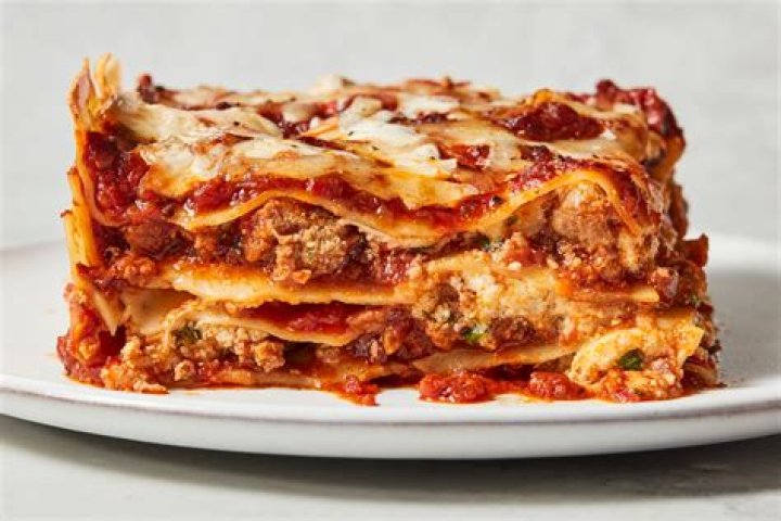 Is it OK to bake lasagna in a metal pan