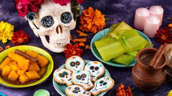 What are some popular foods eaten on the Day of the Dead