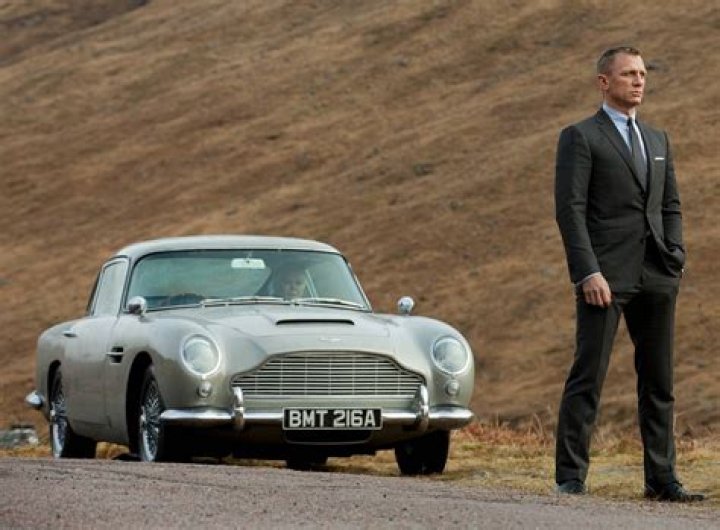 What car does Bond drive at the end of Spectre
