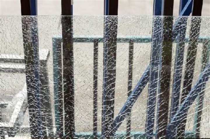 What causes patio glass to shatter