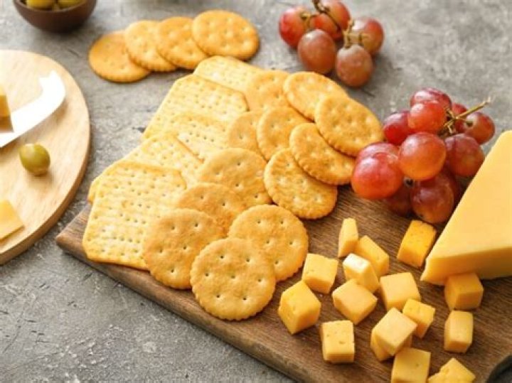 What crackers go with Gouda cheese