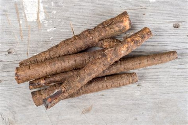 What does salsify taste like