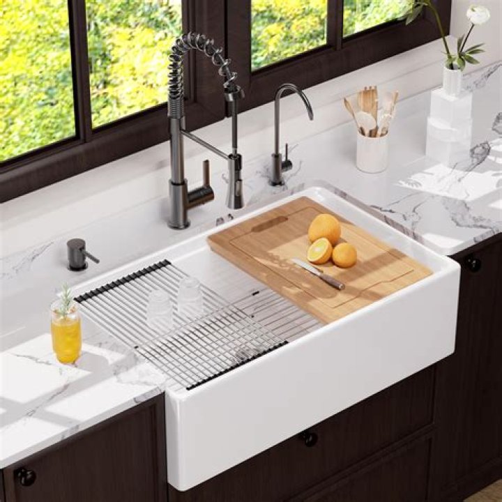 What is a farmhouse apron sink