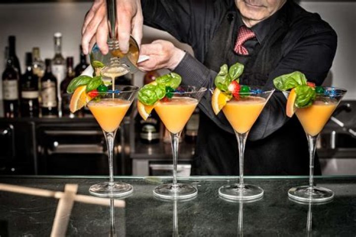 What is garnish in bartending