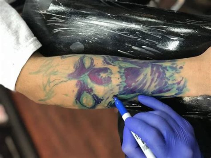 What kind of pen do tattoo artists use when freehand drawing on skin