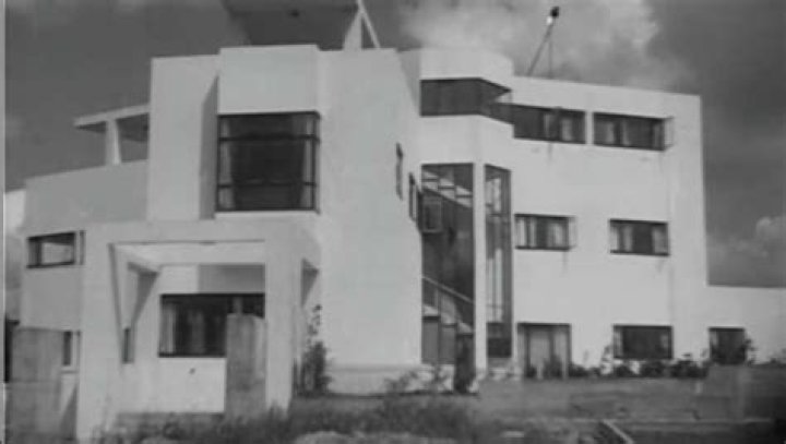 When was the first contemporary house built