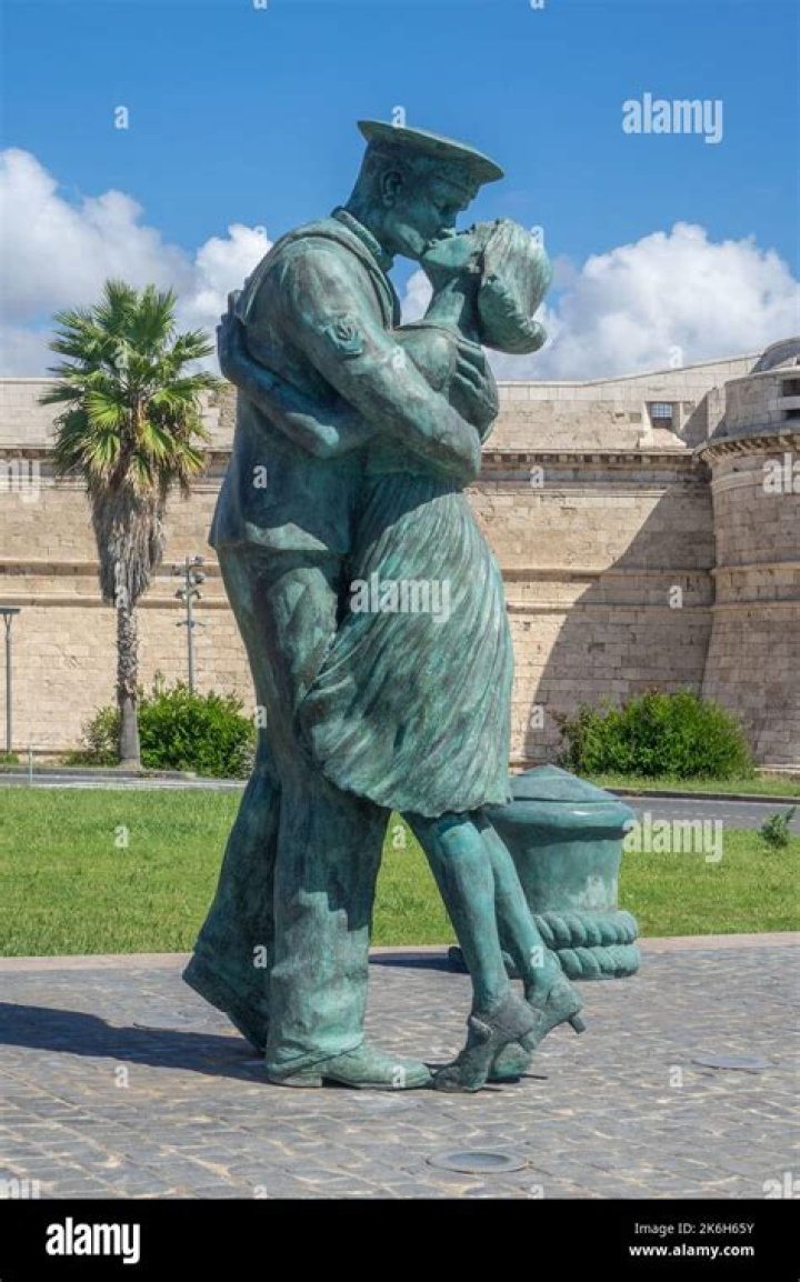 Where is the kissing statue located