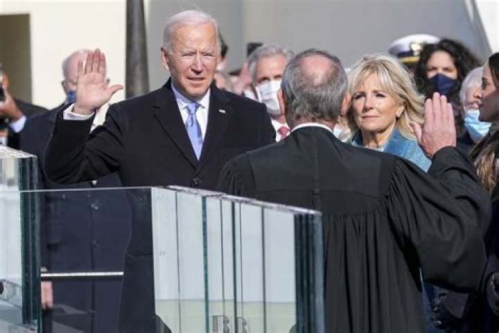 Who administers the presidential oath of office